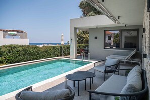 A heated pool - Lusol Seafront Villas-Free* Heated Pools, 100m Sea (Chania)