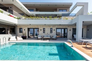 A heated pool - Seafront villas I Free* Heated pools & 100m to Sea (Chania)