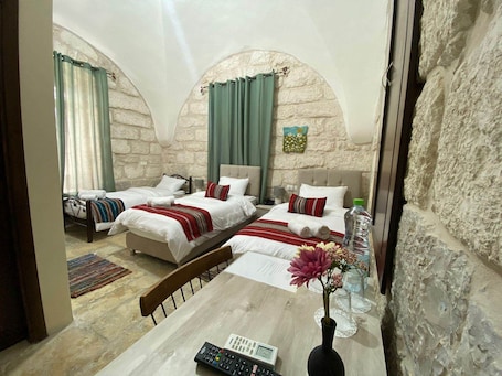 Triple Room | Desk, free WiFi