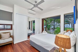 4 bedrooms, iron/ironing board, free WiFi, bed sheets - Onda Beach Holiday Home in Clifton Beach (Clifton Beach)