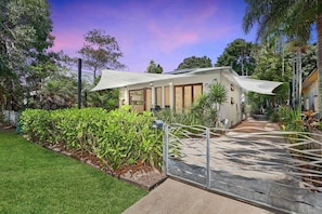 Exterior - Onda Beach Holiday Home in Clifton Beach (Clifton Beach)
