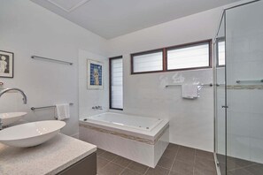 Bathtub, hair dryer, towels - Onda Beach Holiday Home in Clifton Beach (Clifton Beach)