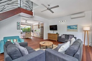 TV - Onda Beach Holiday Home in Clifton Beach (Clifton Beach)