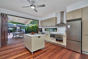 Fridge, microwave, oven, stovetop - Onda Beach Holiday Home in Clifton Beach (Clifton Beach)
