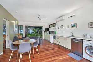 Frigorífico, microondas, horno y placa de cocina