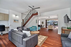TV - Onda Beach Holiday Home in Clifton Beach (Clifton Beach)