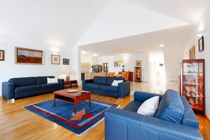 Smart TV, table tennis