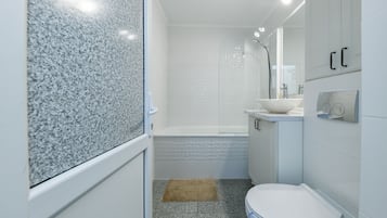 Family Apartment | Bathroom | Towels