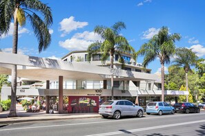 Exterior - Spacious 2BR luxe Waverton Village apartment w/ harbour glimpses (Waverton)