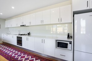 Fridge, microwave, oven, stovetop - Spacious 2BR luxe Waverton Village apartment w/ harbour glimpses (Waverton)