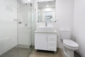 Dusche, Haartrockner, Handtücher