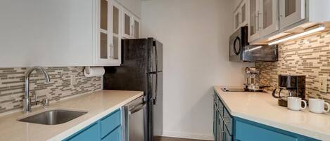 Frigorifero, microonde, piano cottura, lavastoviglie