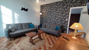 Téléviseur, foyer, lecteur de DVD