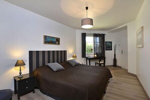 3 bedrooms, travel cot, free WiFi, bed sheets