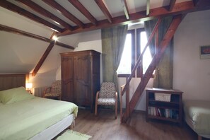 2 bedrooms, travel cot, free WiFi, bed sheets