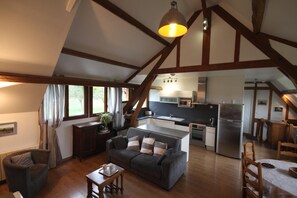 Tv, dvd-afspiller, bordtennisbord, stereoanlæg