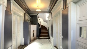 A hallway with white paneling, a staircase, and a light fixture. - Drakkar - Fecamp - City Break (FECAMP)