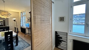 A modern interior with a dining area, a view of the sea, and a radiator. - Drakkar - Fecamp - City Break (FECAMP)