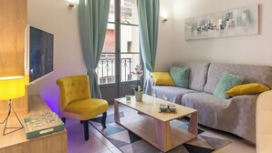 A living room with a sofa, two armchairs, a coffee table, a lamp, and a window with curtains. - Les Amants de Saint Jean (DIEPPE)