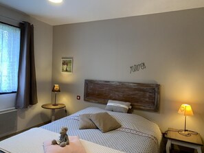 2 bedrooms, travel cot, free WiFi, bed sheets