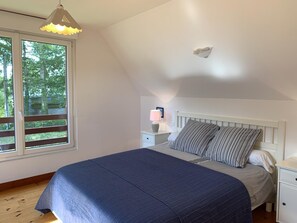 2 bedrooms, travel crib, free WiFi