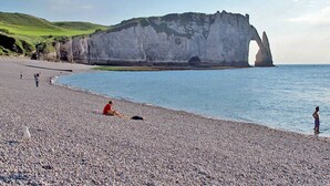 A pebble beach with white cliffs in the background. - La Corderie - Fecamp (FECAMP)