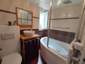 Bathtub, hair dryer, towels