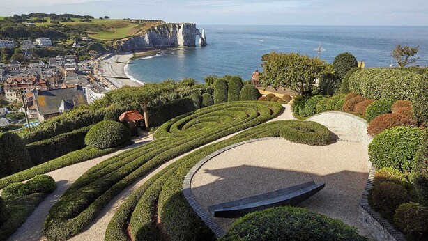 A coastal landscape with a beach, a cliff, and a well-maintained garden with a boat. - La Corderie - Fecamp (FECAMP)