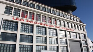A building with large windows and a sign reading "LES PECHERIES DE FECAMP". - La Corderie - Fecamp (FECAMP)