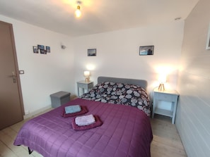 2 bedrooms, travel cot, free WiFi