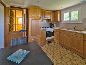 Fridge, microwave, oven, stovetop - Le Gîte des Saveurs - ST Vaast Dieppedalle (ST VAAST DIEPPEDALLE)