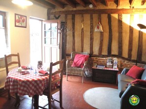 Dining - Gîtes de France® - In Janville (PALUEL)