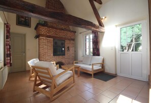 TV, fireplace - La Longère - Preaux - Gîte (PREAUX)