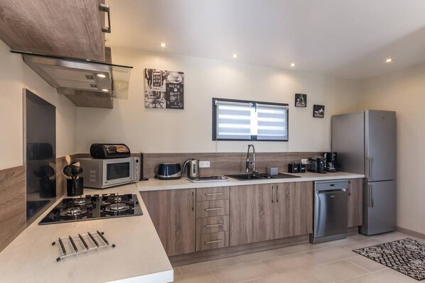 Een koelkast, een microgolfoven, een oven, een kookplaat