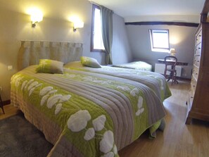 2 slaapkamers, een bureau, reisbedje, gratis wifi