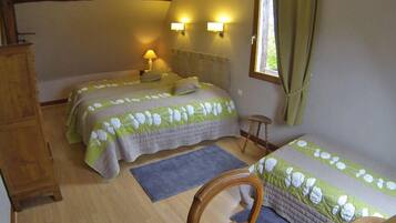 2 soverom, skrivebord, reiseseng for barn og wi-fi (inkludert)