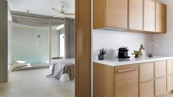 Eine moderne Küche mit Holzschränken und einer weißen Arbeitsplatte.