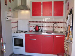Een koelkast, een microgolfoven, een oven, een kookplaat