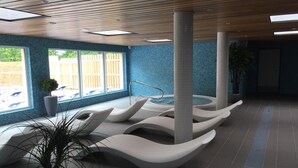 Ein moderner Wellnessbereich mit Pool, Liegestühlen und einer Topfpflanze.