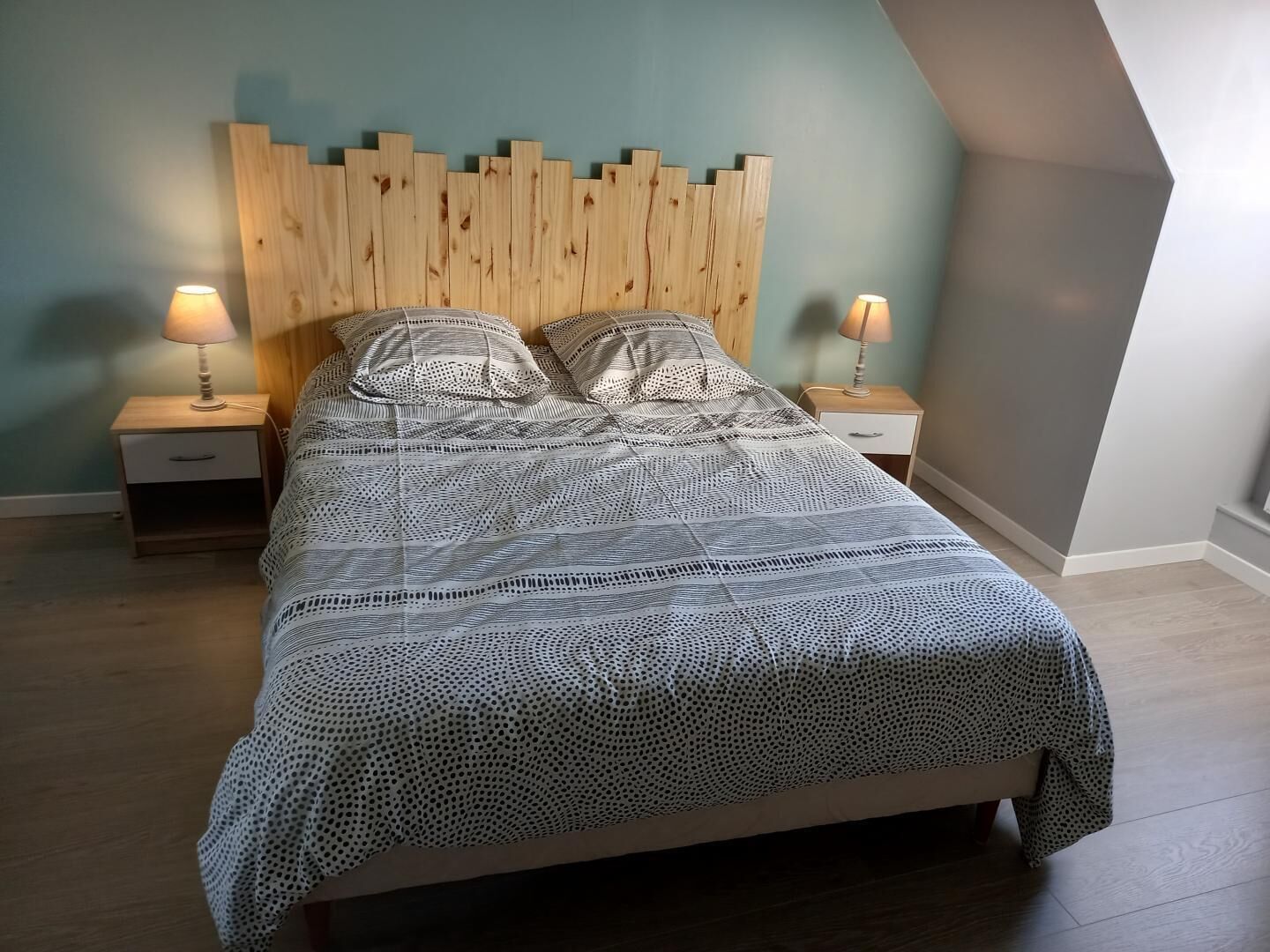 4 室のベッドルーム、旅行用ベビーベッド