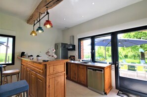 Fridge, microwave, oven, stovetop - La Paix des Caux - Ecrainville (ECRAINVILLE)