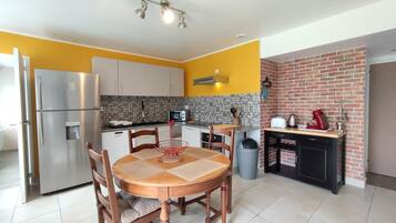 Een koelkast, een magnetron, een oven, een kookplaat