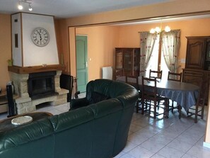 Télévision, cheminée, lecteur de DVD