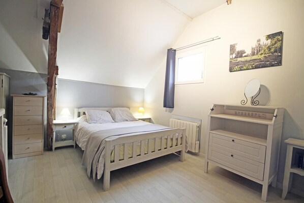 1 bedroom, travel crib