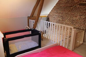 1 bedroom, travel cot