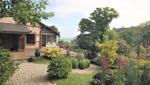 A brick house with a patio and a view of the sea. - Le Doris - Vattetot SUR MER (VATTETOT SUR MER)