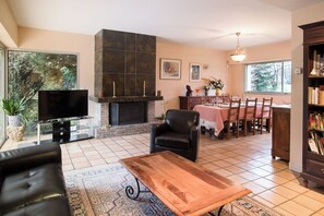 Télévision, lecteur de DVD, table de tennis de table