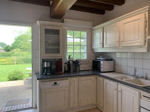 Kylskåp, mikrovågsugn, ugn och spishäll