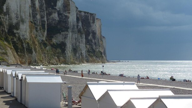 A beach with white beach huts, a rocky cliff, and the ocean. - Les Ramiers - Criel SUR MER (CRIEL SUR MER)