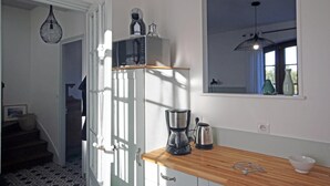 A compact kitchen with a wooden countertop, a coffee maker, and a kettle. - Les Ramiers - Criel SUR MER (CRIEL SUR MER)